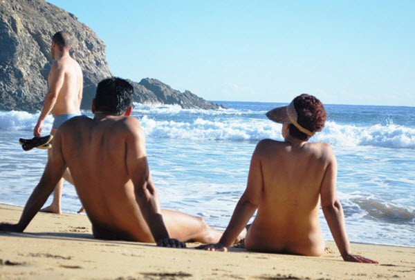на пляже без одежды
