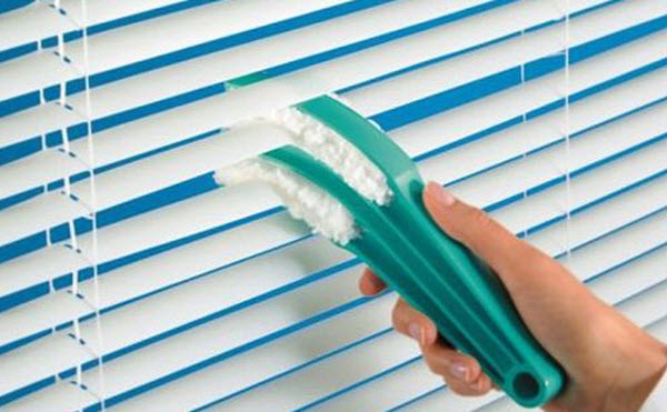 כיצד לנקות תריסים מבלי להסיר חלונות