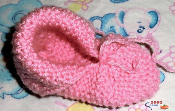 סריגה של נעלי תינוק עם מחטים