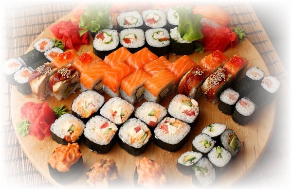 Exotische Füllung von Sushi und Brötchen