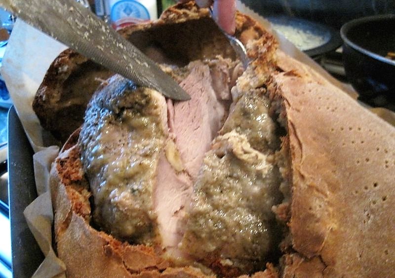 Cuisse de porc cuite dans une pâte de seigle.