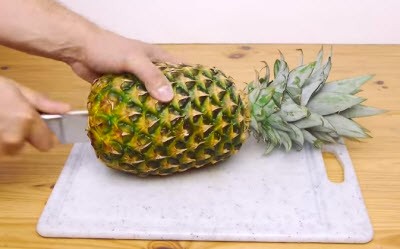 Wie man schnell und schön eine Ananas schneidet