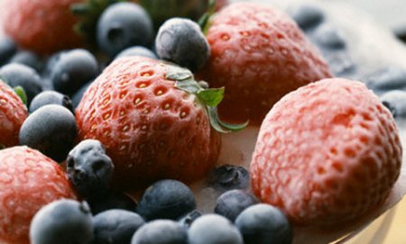 Как правильно заморозить свежие ягоды и овощи