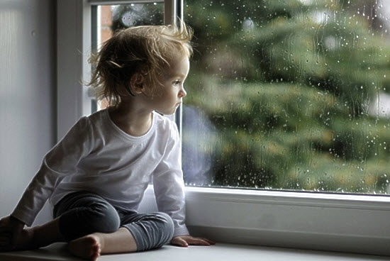 15 ideas on how to have fun on a rainy day with your child.