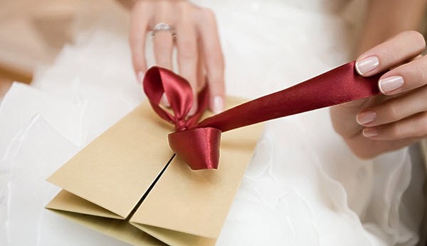 What gifts should not be given to newlyweds for a wedding?