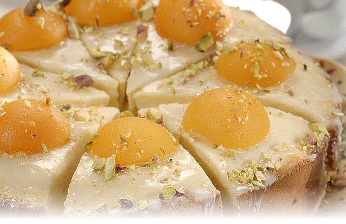 Замечательный бисквитный торт с орехами и персиками