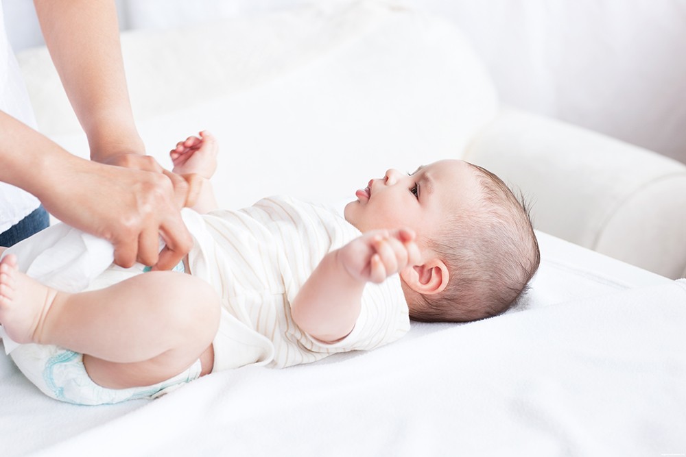 Wie wechselt man die Windel eines Babys richtig?