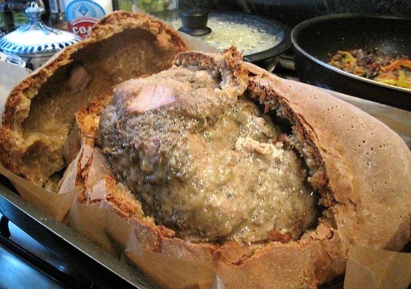 Cuisse de porc cuite dans une pâte de seigle.