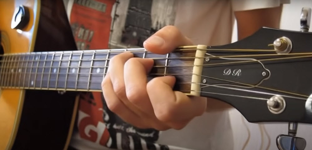אקורדים בגיטרה למתחילים: יסודות וטיפים