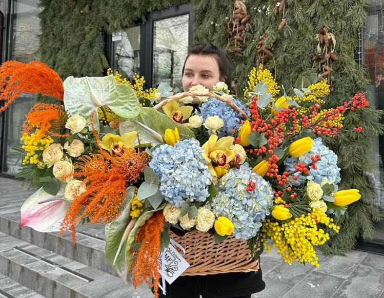 Why is it worth ordering a bouquet of flowers as a gift?
